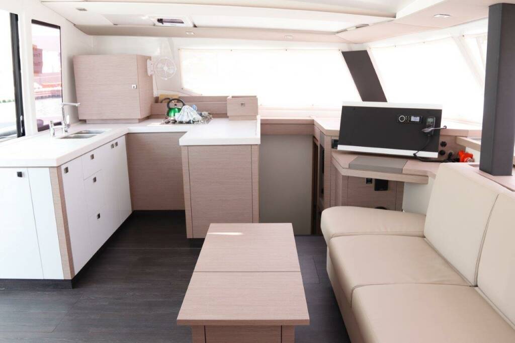 Catamaran Fountaine Pajot Astrea 42 Time Thief