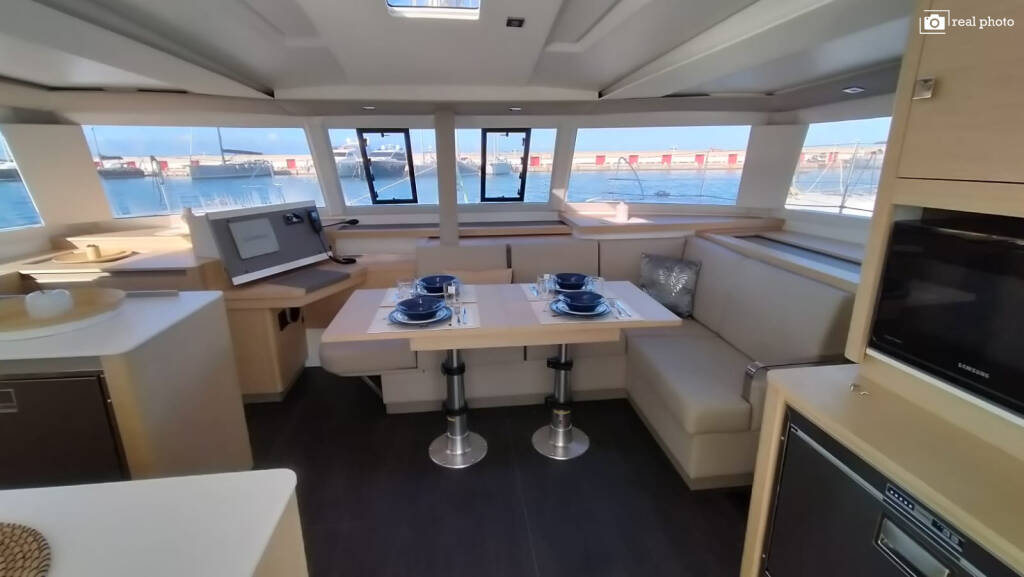 Fountaine Pajot Astrea 42 Agitation