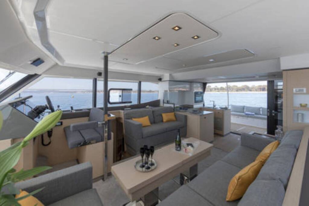 Power catamaran Fountaine Pajot MY6 Mona Lisa