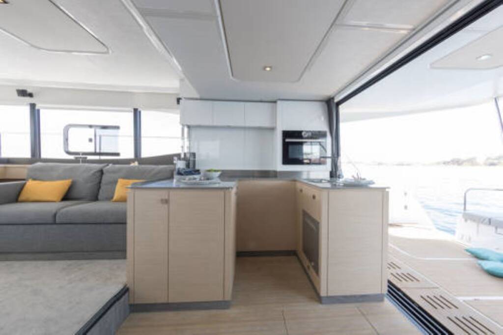 Power catamaran Fountaine Pajot MY6 Mona Lisa