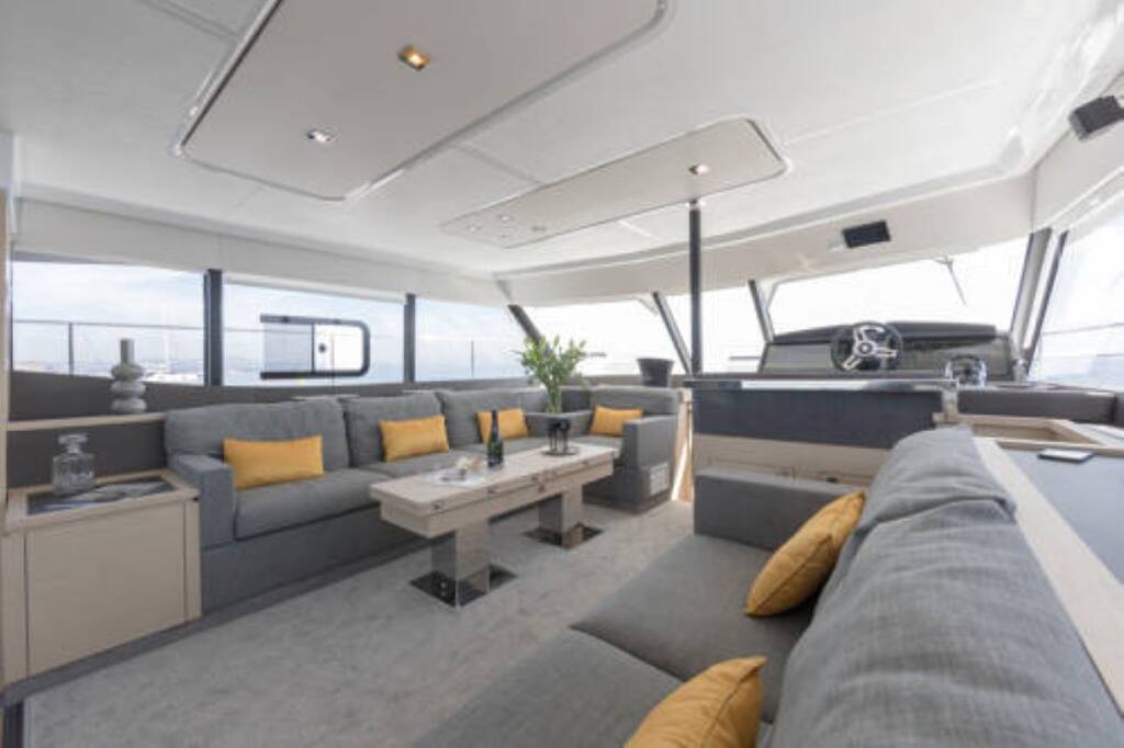 Power catamaran Fountaine Pajot MY6 Mona Lisa