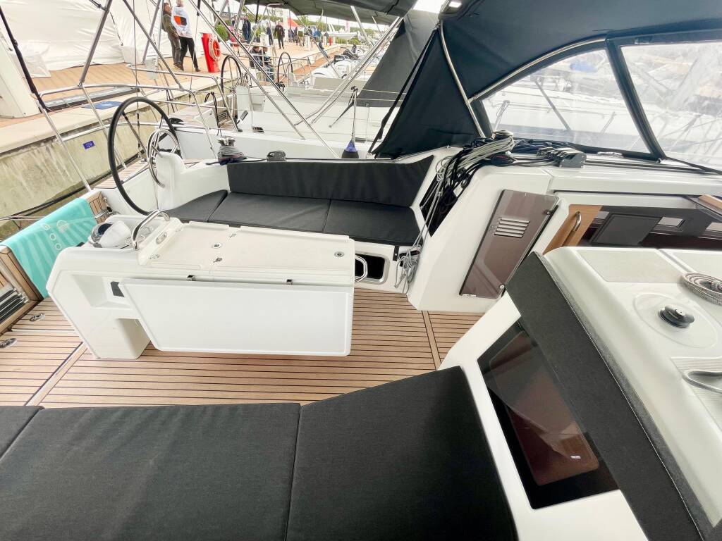 Sailing yacht Sun Odyssey 410 Colibri