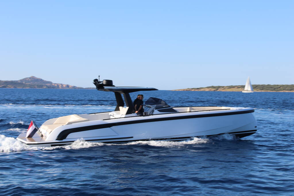 Motoryacht Vanquish VQ40 Goldfinger